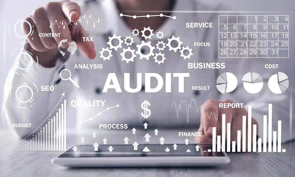 Auditor prüft Prozesse und Kennzahlen eines Managementsystems